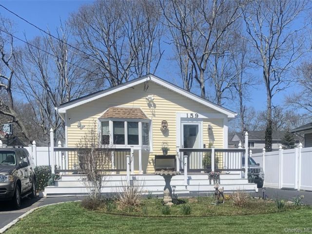  3 BR,  1.00 BTH &nbsp;Ranch style home in Shirley