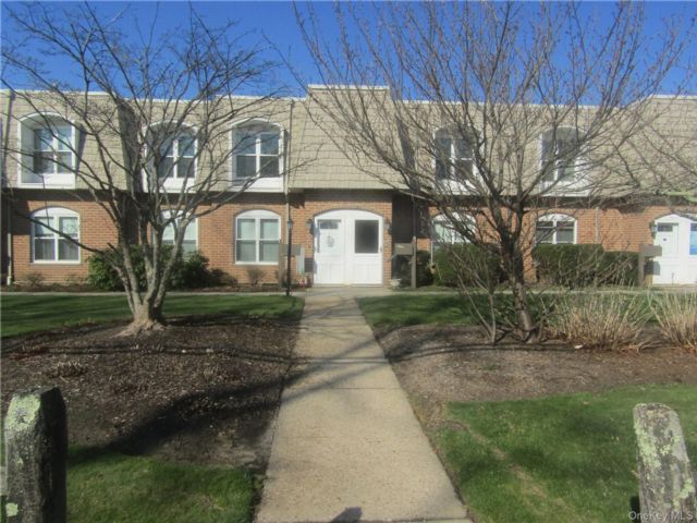  1 BR,  1.00 BTH &nbsp;Garden style home in Wheatley Heights