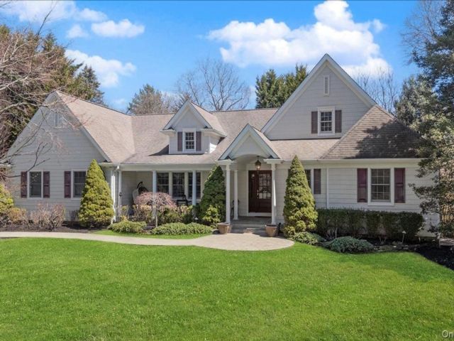  5 BR,  5.00 BTH &nbsp;Ranch style home in Dix Hills