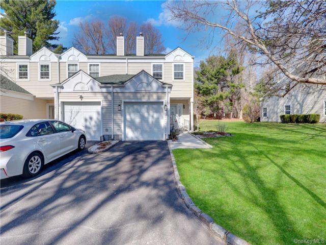  2 BR,  2.00 BTH &nbsp;Condo style home in Manorville