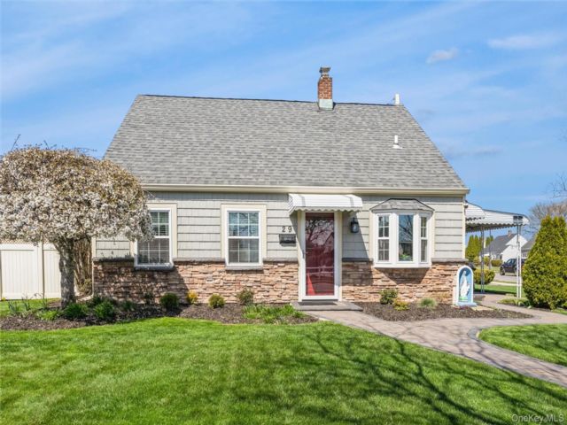  3 BR,  1.00 BTH &nbsp;Cape cod style home in Levittown