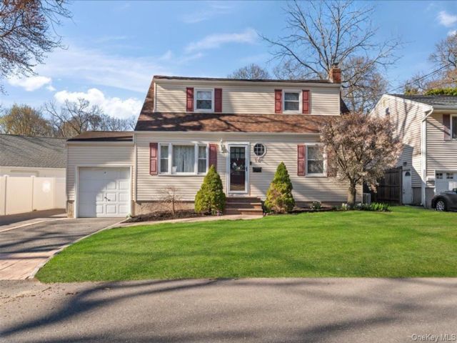  4 BR,  2.00 BTH &nbsp;Exp cape style home in Huntington Station