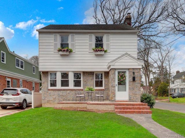  3 BR,  2.00 BTH &nbsp;Colonial style home in Lynbrook