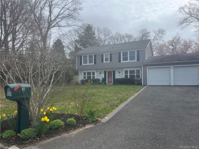  4 BR,  3.00 BTH &nbsp;Colonial style home in Stony Brook