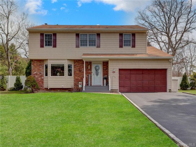  5 BR,  4.00 BTH &nbsp;Colonial style home in Bohemia
