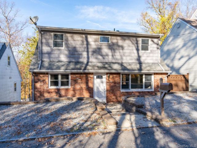  3 BR,  2.00 BTH &nbsp;Cape cod style home in Halesite