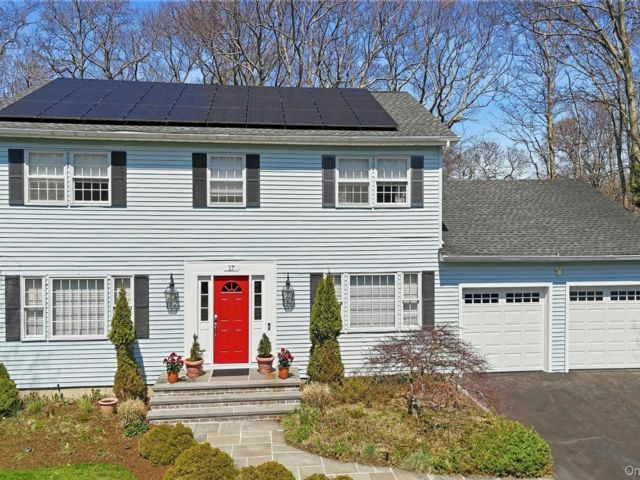  4 BR,  4.00 BTH &nbsp;Colonial style home in Stony Brook