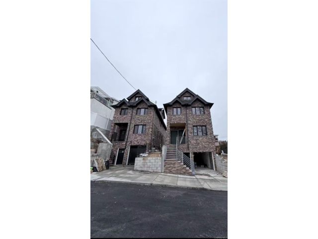  7 BR,  5.00 BTH &nbsp;Contemporary style home in College Point