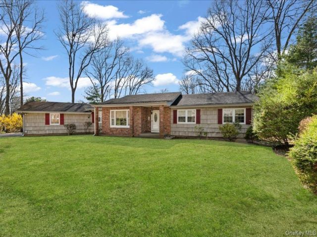  3 BR,  3.00 BTH &nbsp;Ranch style home in Melville