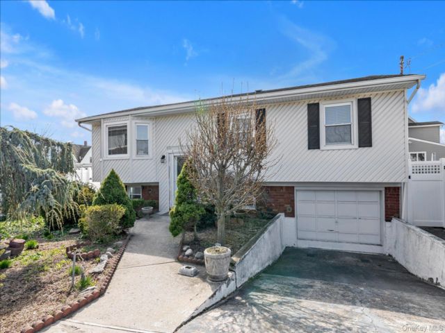  5 BR,  2.00 BTH &nbsp;Hi ranch style home in Lynbrook