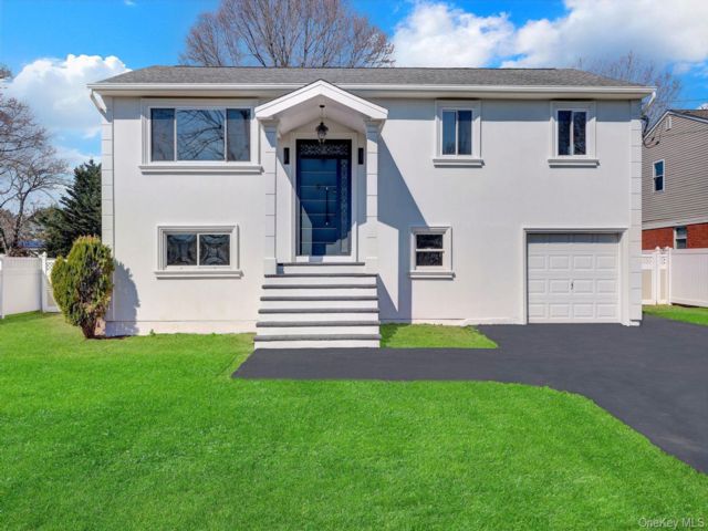  5 BR,  3.00 BTH &nbsp;Post modern style home in Hauppauge