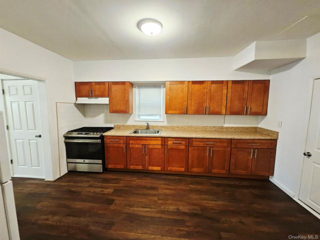  3 BR,  1.00 BTH &nbsp;Other style home in Glen Cove