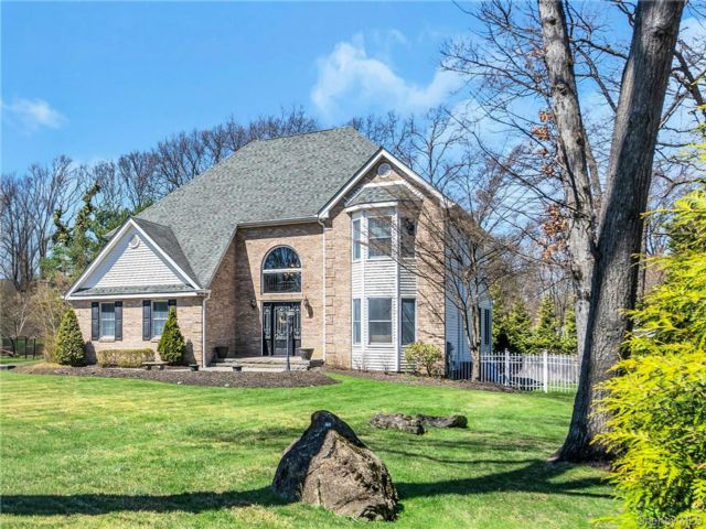  5 BR,  4.00 BTH &nbsp;Colonial style home in Hauppauge