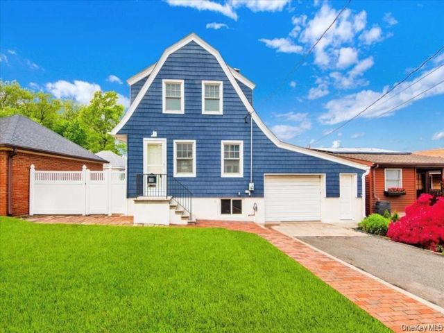  4 BR,  3.00 BTH &nbsp;Colonial style home in City Island