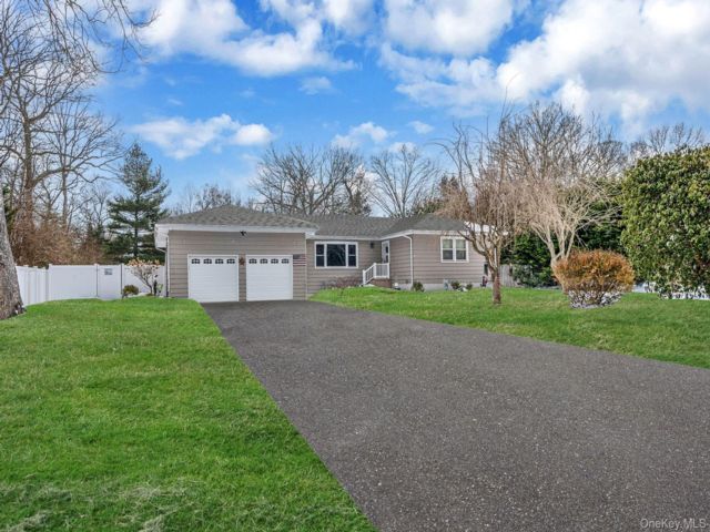  6 BR,  3.00 BTH &nbsp;Exp ranch style home in Smithtown