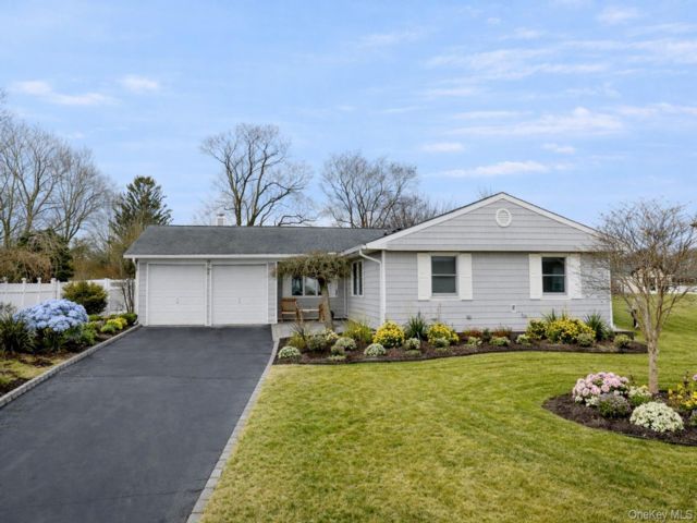  3 BR,  2.00 BTH &nbsp;Ranch style home in South Setauket