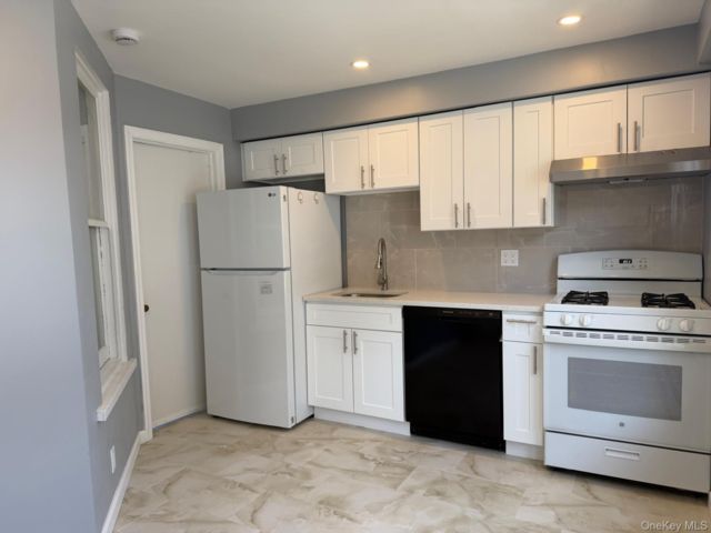  1 BR,  1.00 BTH &nbsp;Colonial style home in Lynbrook