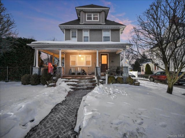 10 BR,  9.00 BTH &nbsp;Colonial style home in Richmond Hill