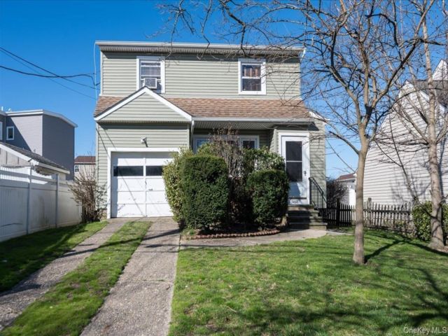  3 BR,  2.00 BTH &nbsp;Split level style home in Oceanside