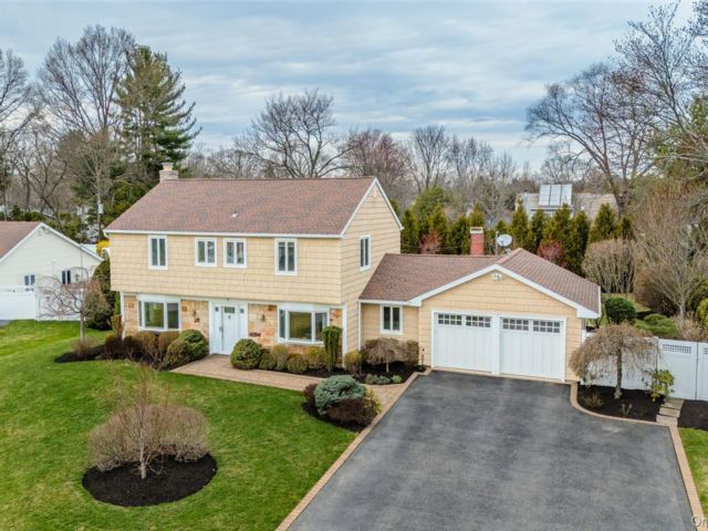  4 BR,  3.00 BTH &nbsp;Colonial style home in Stony Brook