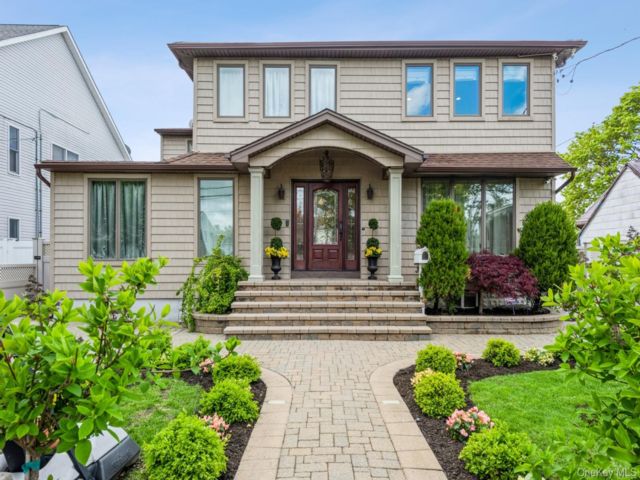  4 BR,  3.00 BTH &nbsp;Colonial style home in Massapequa