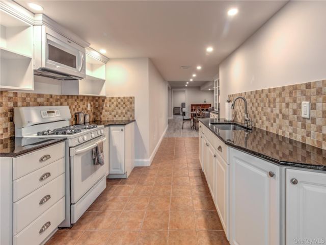  2 BR,  1.00 BTH &nbsp;Colonial style home in Setauket