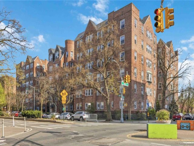  2 BR,  1.00 BTH &nbsp;Other style home in Jackson Heights