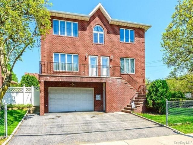  4 BR,  3.00 BTH &nbsp;Contemporary style home in New Rochelle