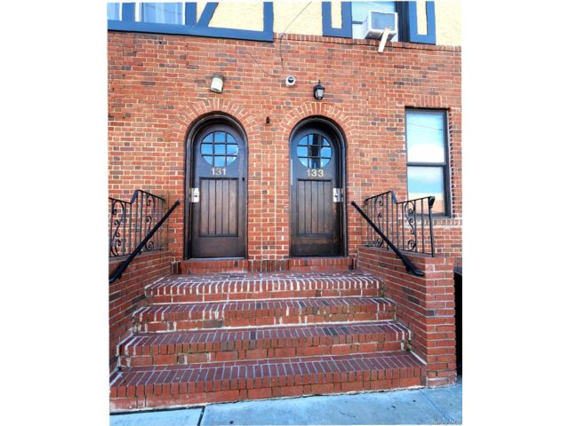  2 BR,  1.00 BTH &nbsp;Colonial style home in Mineola