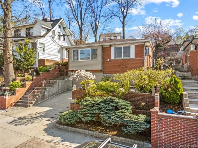  3 BR,  3.00 BTH &nbsp;Split level style home in Little Neck