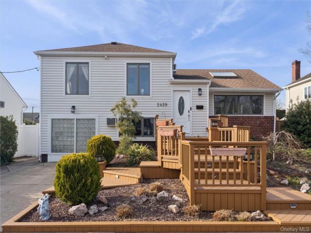  4 BR,  4.00 BTH &nbsp;Split level style home in Bellmore