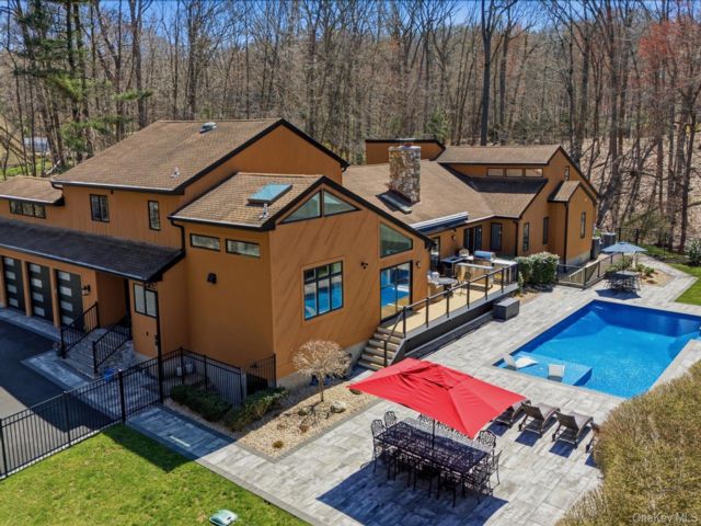  8 BR,  8.00 BTH &nbsp;Contemporary style home in Head Of The Harbor