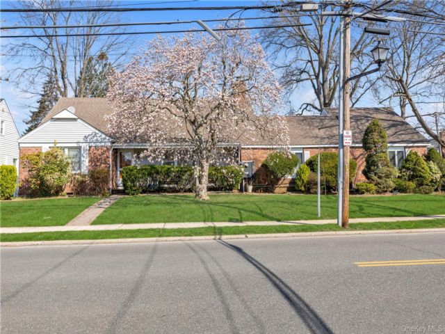  4 BR,  5.00 BTH &nbsp;Exp cape style home in Mineola