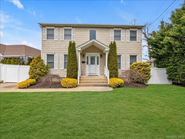 4 BR,  3.00 BTH &nbsp;Colonial style home in Wantagh