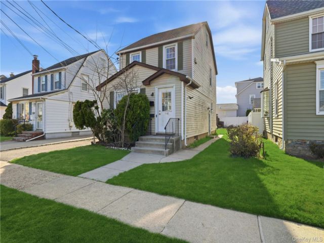  3 BR,  2.00 BTH &nbsp;Colonial style home in Williston Park