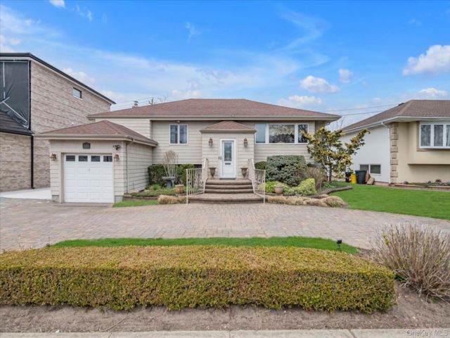  4 BR,  3.00 BTH &nbsp;Split level style home in North Woodmere