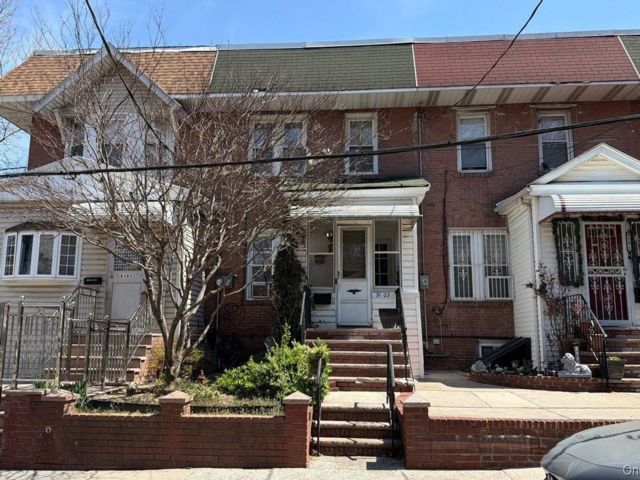  4 BR,  2.00 BTH &nbsp;Colonial style home in Woodhaven