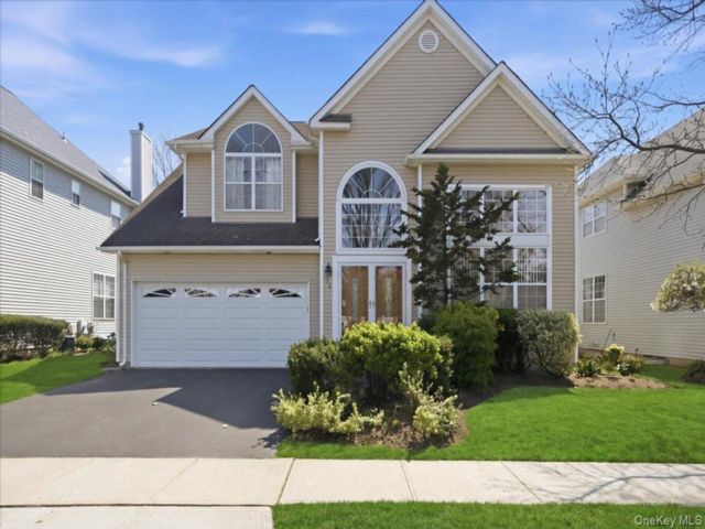  4 BR,  3.00 BTH &nbsp;Colonial style home in Melville