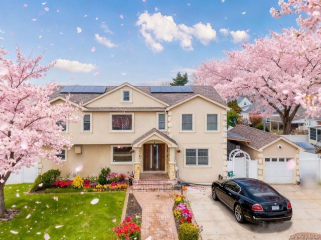  6 BR,  5.00 BTH &nbsp;Other style home in Plainview