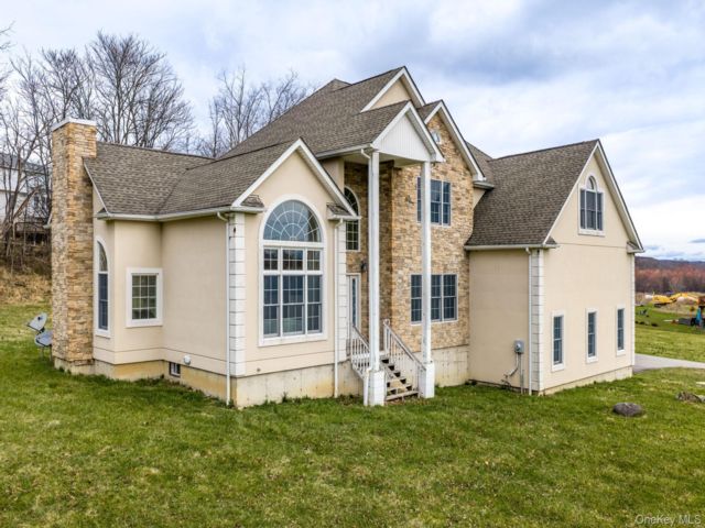  3 BR,  3.00 BTH &nbsp;Colonial style home in New Hampton
