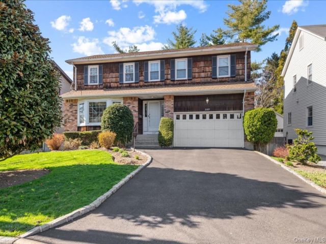  4 BR,  3.00 BTH &nbsp;Colonial style home in Merrick