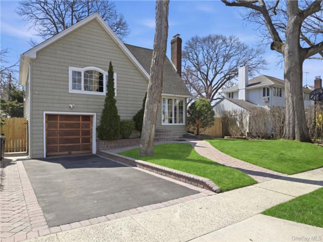  3 BR,  3.00 BTH &nbsp;Split level style home in Merrick