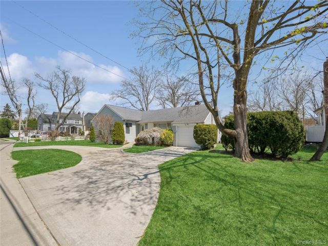  3 BR,  2.00 BTH &nbsp;Ranch style home in Oceanside