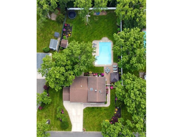  4 BR,  4.00 BTH &nbsp;Colonial style home in Farmingville