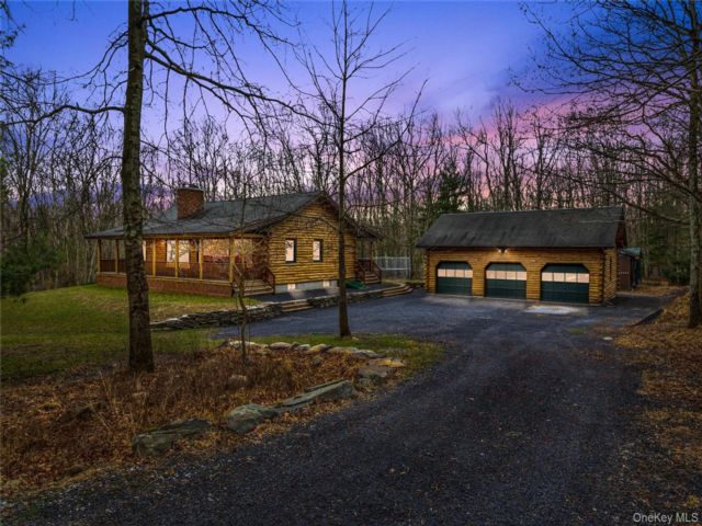  3 BR,  2.00 BTH &nbsp;Log style home in Sparrowbush