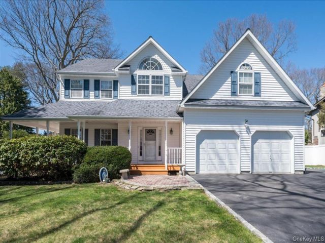  5 BR,  4.00 BTH &nbsp;Colonial style home in Smithtown