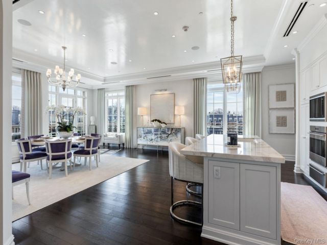  4 BR,  5.00 BTH &nbsp;Penthouse style home in North Hills