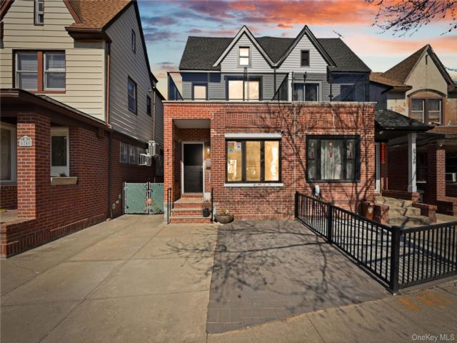  4 BR,  4.00 BTH &nbsp;Colonial style home in Sunset Park