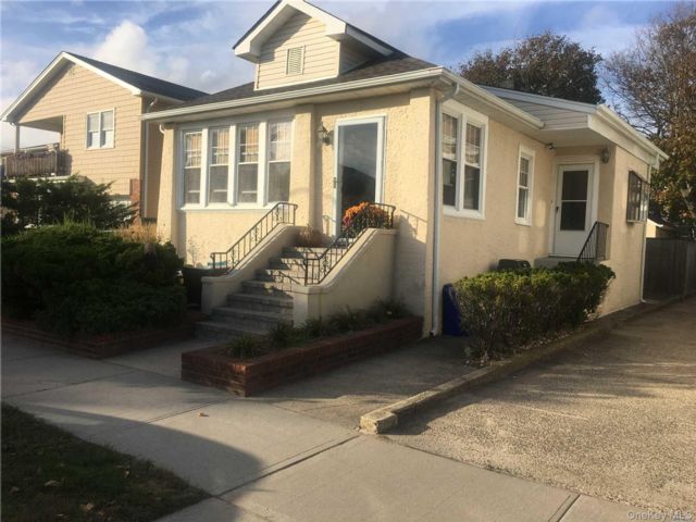  3 BR,  1.00 BTH &nbsp;Carriage house style home in Long Beach