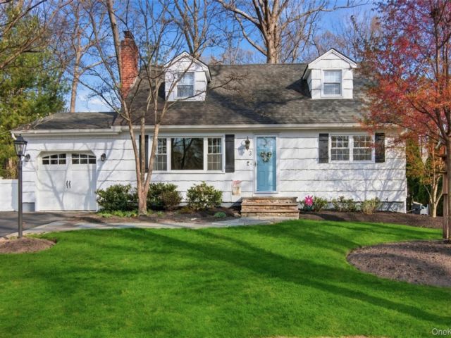  4 BR,  2.00 BTH &nbsp;Cape cod style home in Setauket